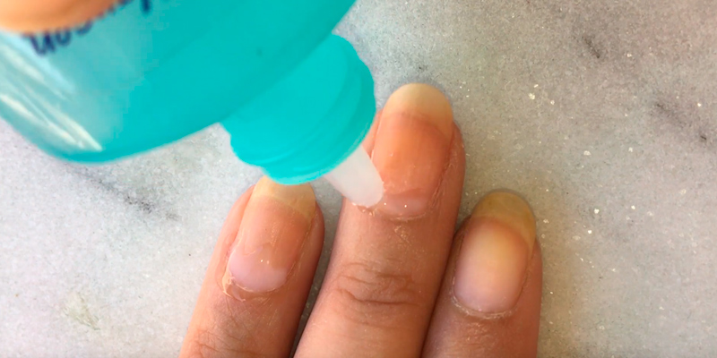 Review of Sally Hansen Instant Cuticle Remover Removes stubborn calluses, hangnails and cuticles.