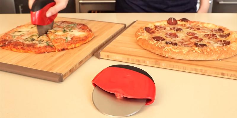OXO 1270980 Good Grips Pizza Wheel and Cutter in the use - Bestadvisor