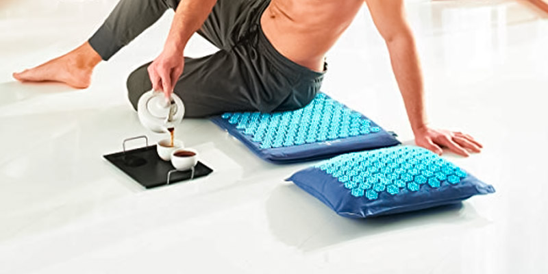 Artree traveling version Professional Acupressure Mat and Pillow Set Natural Linen in the use - Bestadvisor