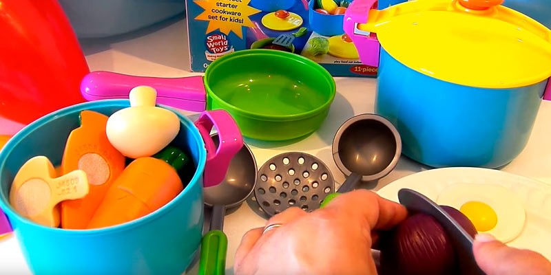Small World Toys Living - Young Chef Cookware Playset in the use - Bestadvisor