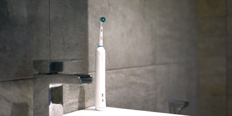 Review of Oral-B Pro 1000 Power Rechargeable Electric Toothbrush
