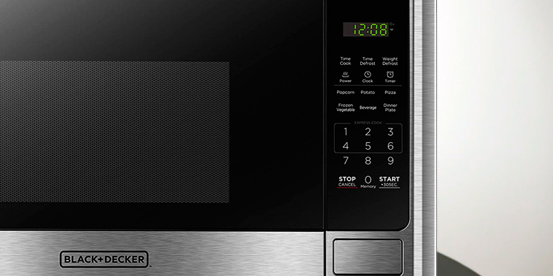 BLACK + DECKER EM925AB9 Digital Microwave Oven in the use - Bestadvisor