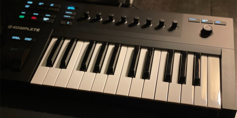Review of Native Instruments 25230 Komplete Kontrol A25 Controller Keyboard