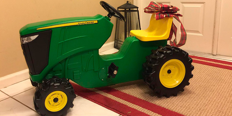 Review of TOMY John Deere Plastic Pedal Tractor Green
