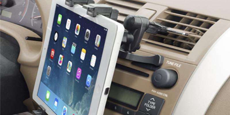 Okra Universal Tablet Air Vent Car Mount Holder with 360° Rotating swivel in the use - Bestadvisor