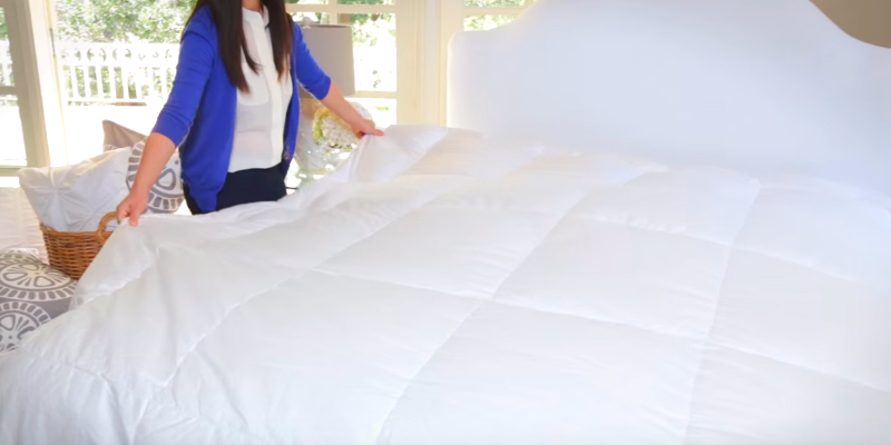Review of Utopia Bedding Comforter Quilted Comforter with Corner Tabs