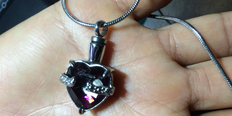 Infinity Keepsakes "Always in my Heart" Cremation Urn Necklace in the use - Bestadvisor