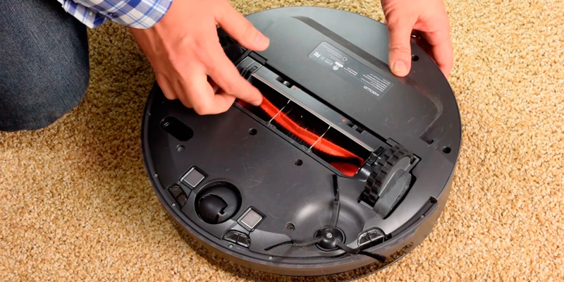 Roborock E25 Robot Vacuum Cleaner with Mopping in the use - Bestadvisor