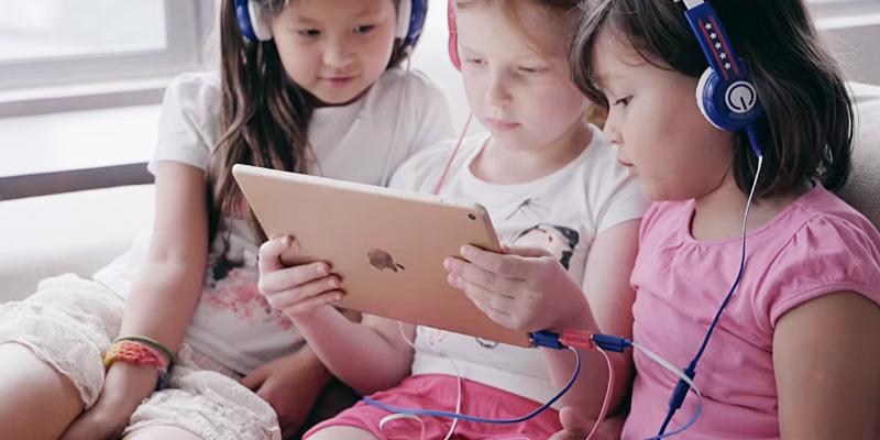 ONANOFF BuddyPhones Explore Foldable Volume Limiting Kids Headphones in the use - Bestadvisor