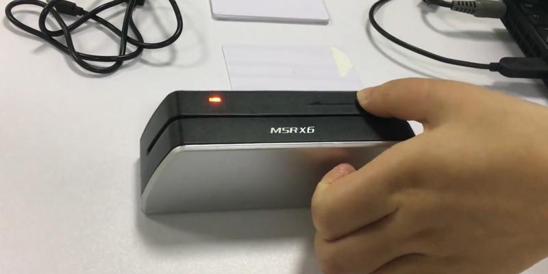 Deftun MSRX6 Smallest USB Magnetic Credit Card Reader in the use - Bestadvisor