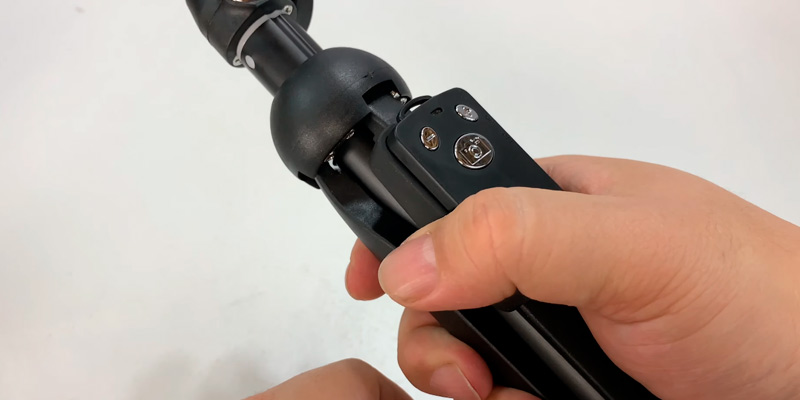 BZE 40 inch Extendable Selfie Stick Tripod in the use - Bestadvisor