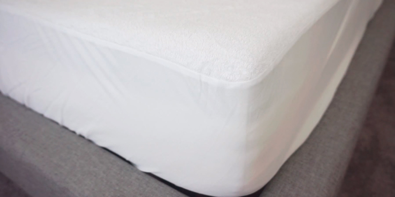 Review of SafeRest SYNCHKG020827 King Size Premium Hypoallergenic Waterproof Mattress Protector