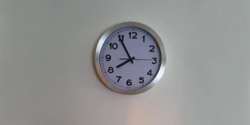 Review of Utopia Home Universal Non-Ticking Wall Clock