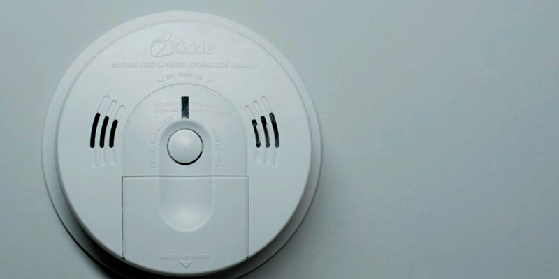 Kidde (KN-COSM-BA) Battery Operated Smoke Detector with Voice Warning in the use - Bestadvisor
