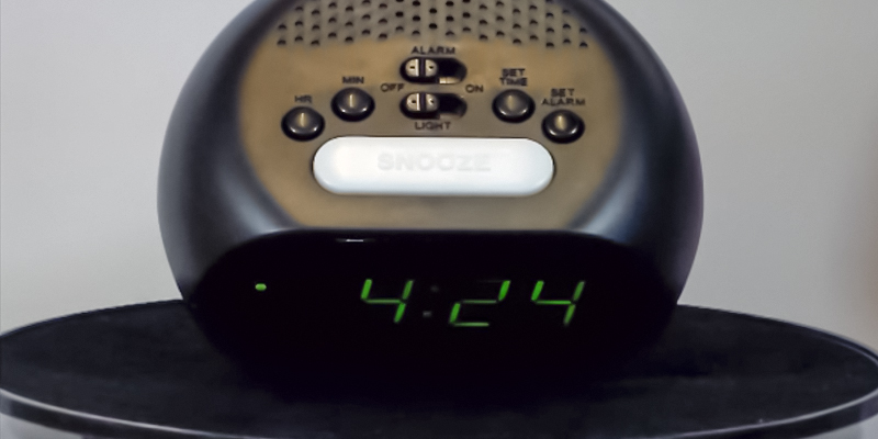 RCA RCD20 Digital Alarm Clock with Night Light in the use - Bestadvisor