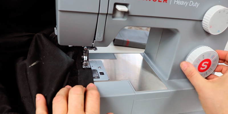 SINGER Heavy Duty 4432 Sewing Machine with 32 Built-In Stitches in the use - Bestadvisor