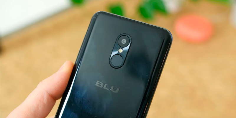 BLU Pure View Display Smartphone with Dual Front Selfie Cameras in the use - Bestadvisor