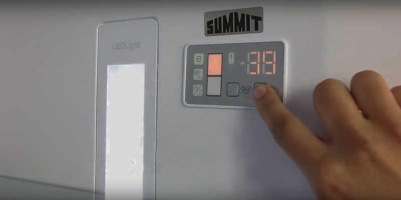 Summit FFBF285SSIM Counter-Depth Bottom-Freezer Refrigerator in the use - Bestadvisor