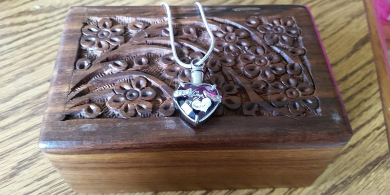 Detailed review of Infinity Keepsakes "Always in my Heart" Cremation Urn Necklace - Bestadvisor