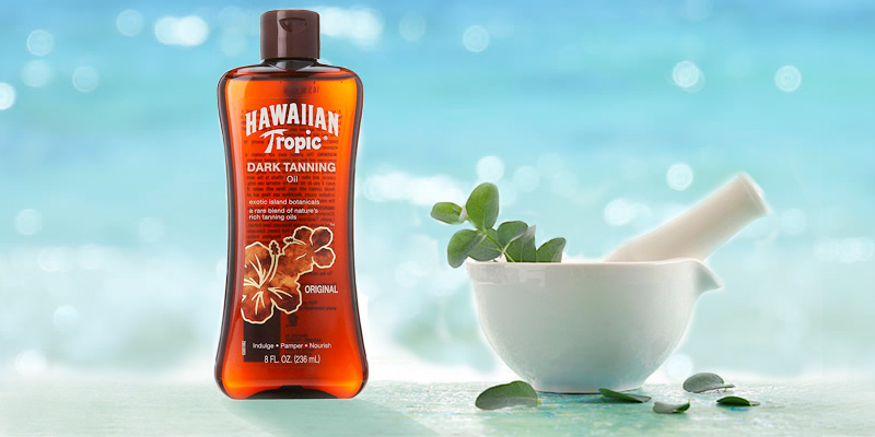 Hawaiian Tropic Dark Tanning Oil in the use - Bestadvisor