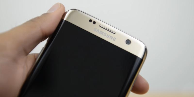 Samsung Galaxy S7 Edge Unlocked Phone in the use - Bestadvisor