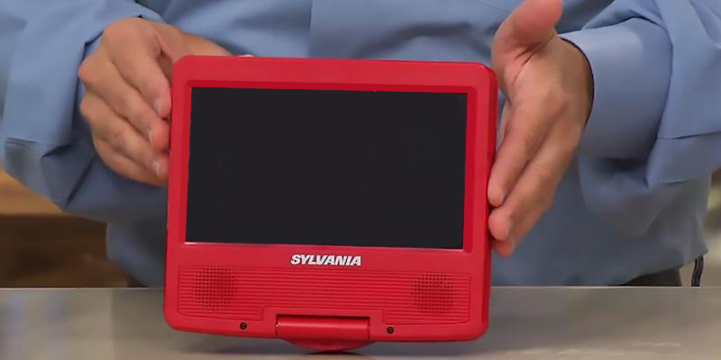 Sylvania SDVD9020B-Blue Swivel Screen Portable in the use - Bestadvisor