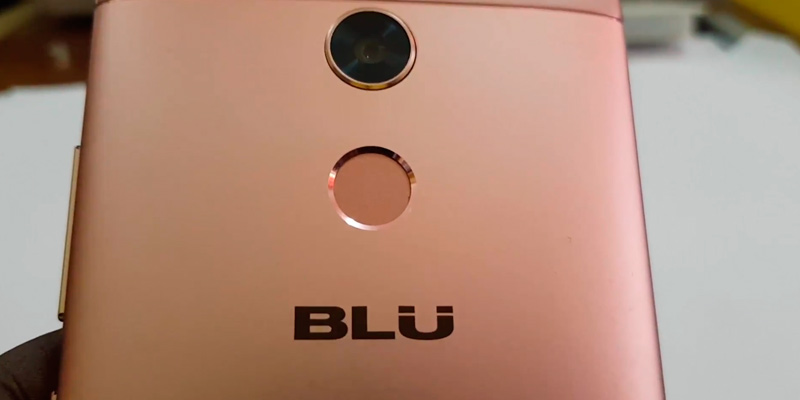 BLU R2 - 4G LTE Unlocked Smartphone in the use - Bestadvisor
