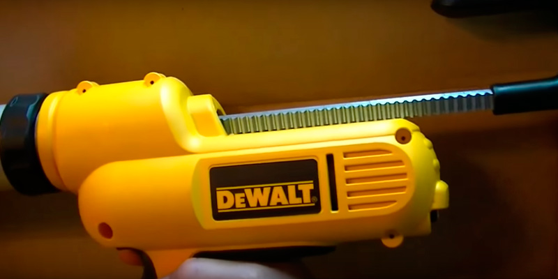 Review of DEWALT DC545K Cordless Adhesive and Caulk Gun