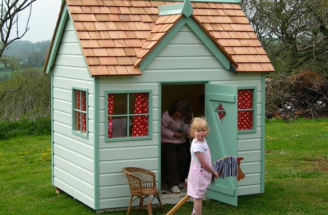 Best Playhouses to Keep Kids Entertained  