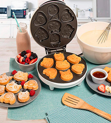 Review of CucinaPro Animal Mini Shaped Pancakes - Electric Non-stick Waffler