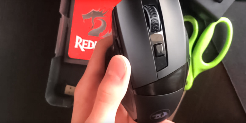 Redragon M653 Wireless Gaming Mouse in the use