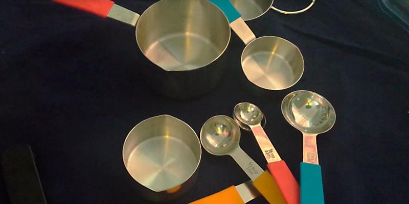 KUKPO 10-Piece Measuring Cups in the use