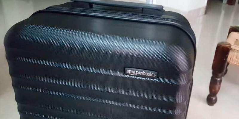 AmazonBasics N989 Hardside Spinner Luggage in the use