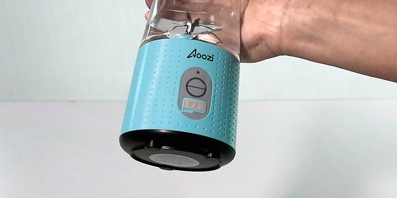 Aoozi 400ml Personal Size Blender USB Rechargeable in the use