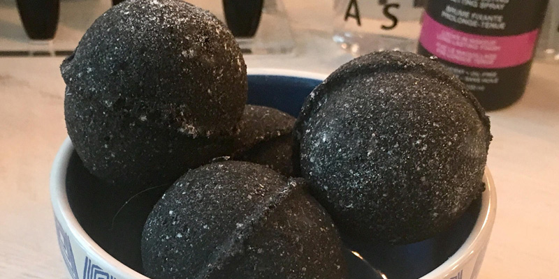 Review of The Bath Bomb Co. Soul Cleanser Black Bath Bomb with Silver Glitter