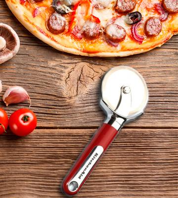 Review of KitchenAid KC113OHERA Pizza Cutter