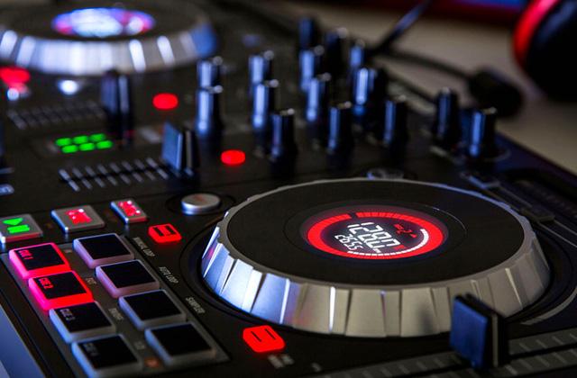 Best DJ Controllers to Groove  