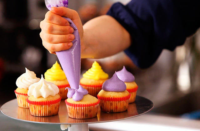 Best Cake Decorators to Create True Culinary Masterpieces  