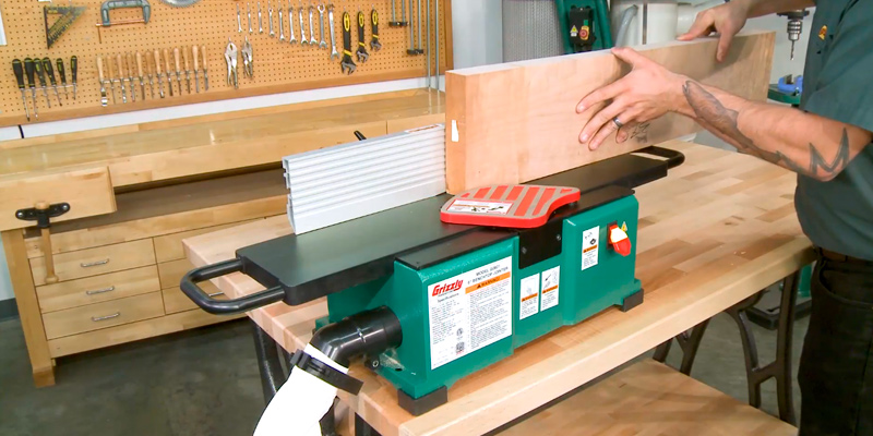 Grizzly G0725 28-Inch Benchtop Jointer in the use