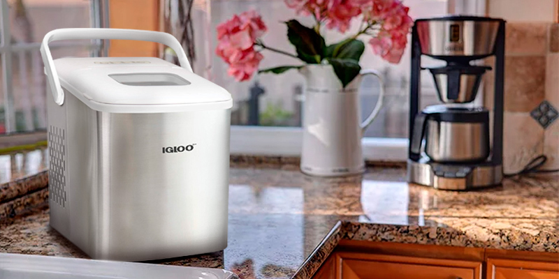 Review of iGloo ICEB26HNSS Portable Countertop Ice Maker With Handle