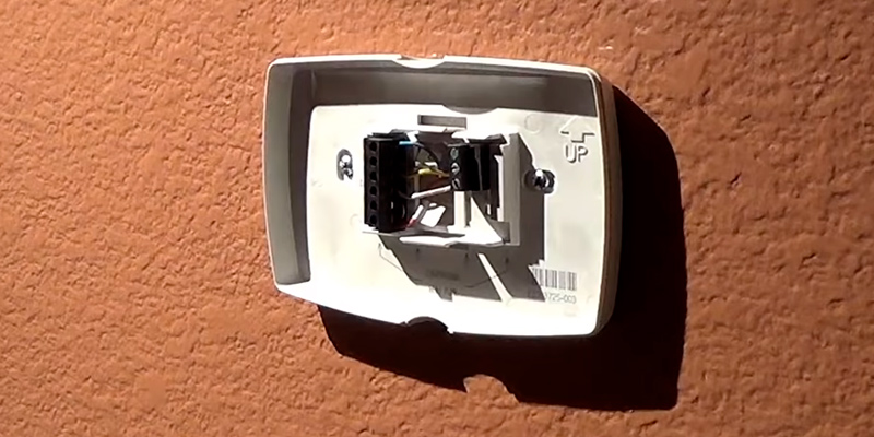 Honeywell Wi-Fi Smart Thermostat in the use - Bestadvisor