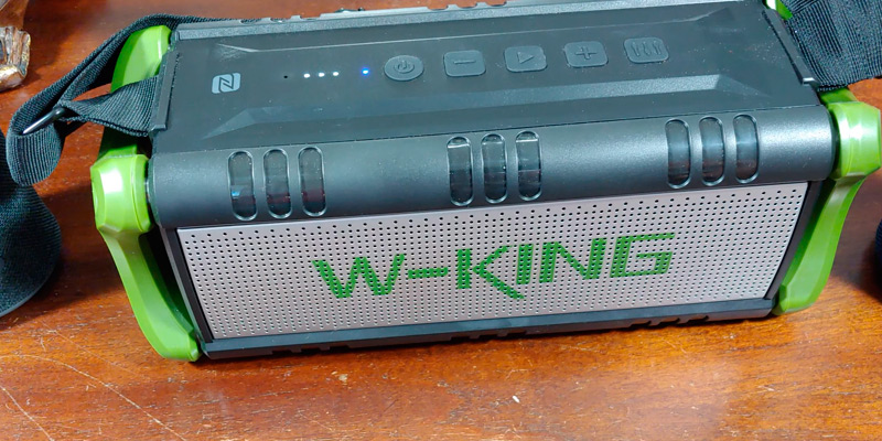 W-KING D8 Wireless Bluetooth Speakers in the use