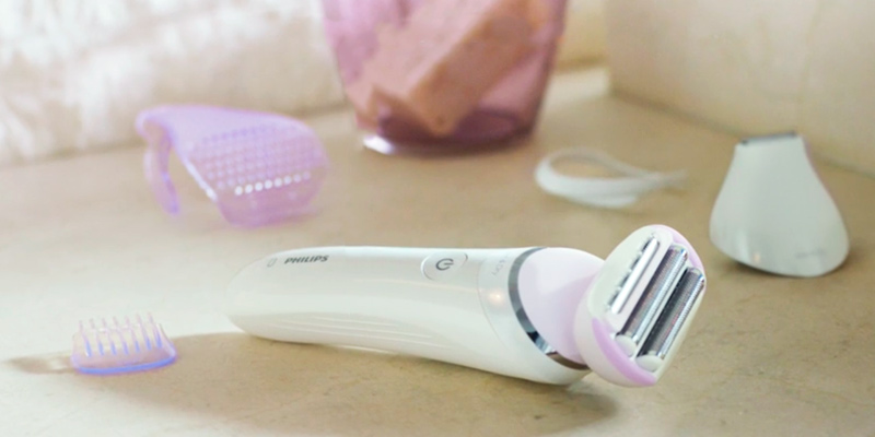 Philips BRL170 SatinShave Prestige Women's Electric Shaver in the use - Bestadvisor