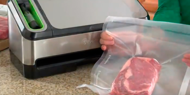 FoodSaver V4840 2-in-1 Vacuum Sealing System in the use
