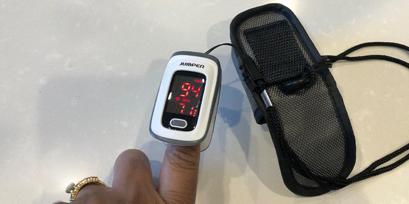 Santamedical JPD-500E Fingertip Pulse Oximeter, Blood Oxygen Saturation Monitor in the use - Bestadvisor