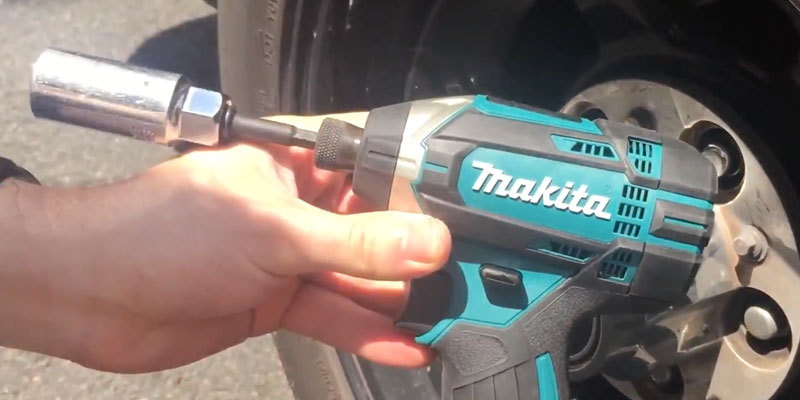 Makita XDT111 Cordless Impact Driver Kit in the use