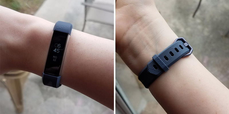 Fitbit FB408SBKL Alta HR in the use
