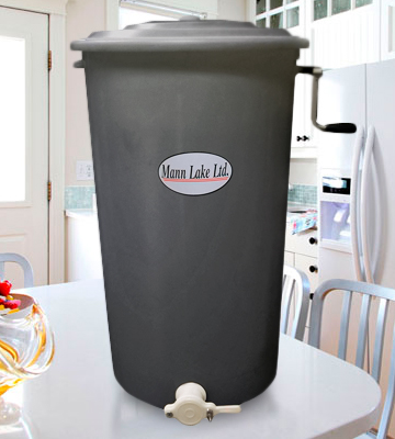 Review of Mann Lake HH130 2-Frame Plastic Honey Extractor