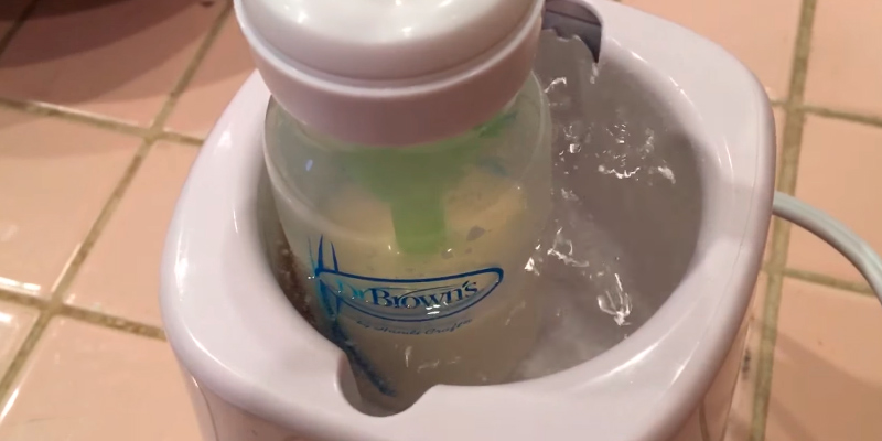 Kiinde Kozii Bottle Warmer and Breast Milk Warmer in the use