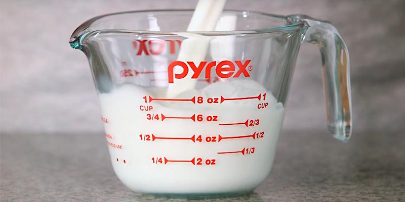 Pyrex 3-Piece Glass Measuring Cup Set in the use